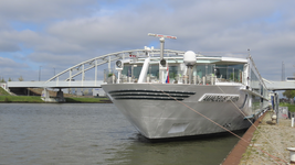 902384 Gezicht op het 136 meter lange riviercruiseschip de 'Amadeus Queen' van Lüftner Cruises uit Oostenrijk, ...